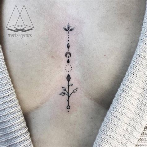 tatuajes en medio de los senos para mujeres|Tatuajes para mujeres en el PECHO: 30 diseños ATREVIDOS y。